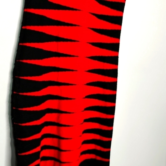 Black and Red graphic print Sweater Dress - Picture 3 of 7
